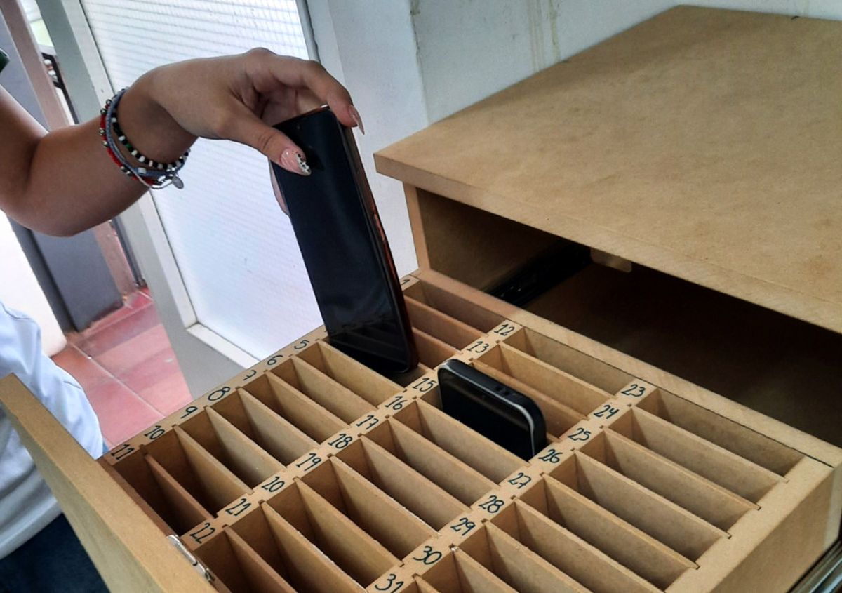As&iacute; es la caja donde quedar&aacute;n los celulares de los alumnos en resguardo hasta la hora de salida.&nbsp;