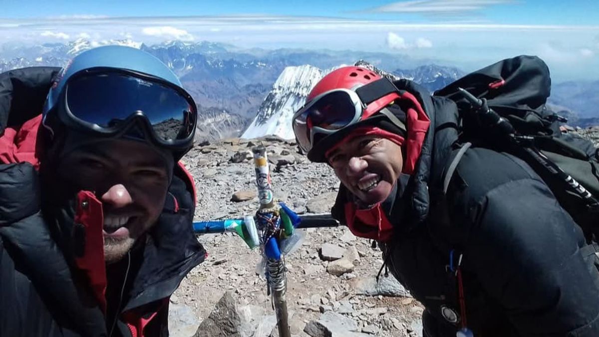 La montaña no sólo aporta aventuras, sino que construye vínculos de hierro entre quienes la aman y respetan. La montaña no sólo aporta aventuras, sino que construye vínculos de hierro entre quienes la aman y respetan.