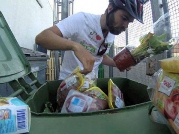 Salió a recorrer Europa comiendo basura
