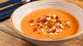 Cómo preparar Salmorejo: la sopa fría, riquísima y cremosa con solo 6 ingredientes Cómo preparar Salmorejo: la sopa fría, riquísima y cremosa con solo 6 ingredientes