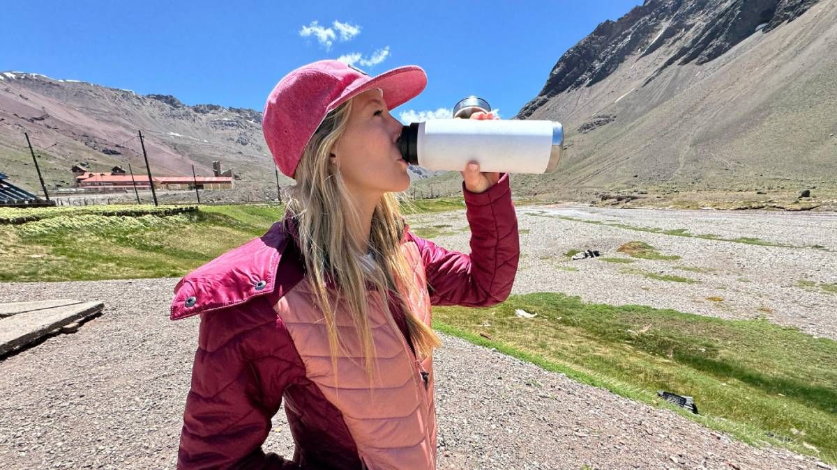 Felicitas Oyhenart, parte del equipo de la expedición Aconcagua, crónicas de la cumbre, sigue al pie de la letra las recomendaciones para tolerar la altura de la montaña. Felicitas Oyhenart, parte del equipo de la expedición Aconcagua, crónicas de la cumbre, sigue al pie de la letra las recomendaciones para tolerar la altura de la montaña.