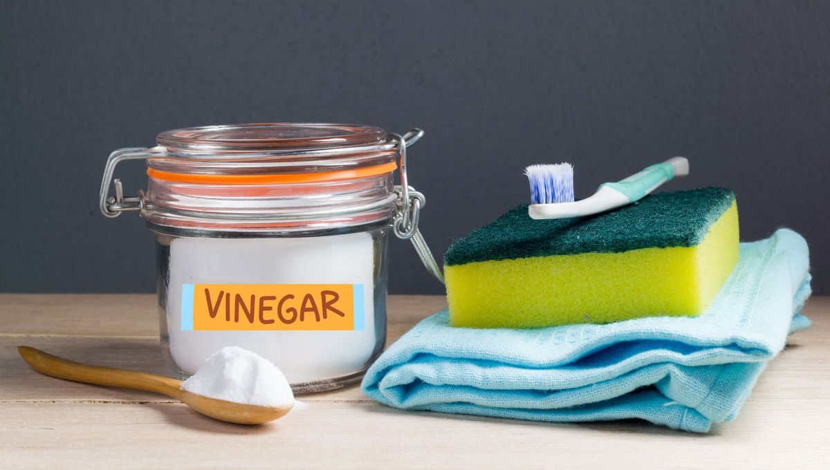 El vinagre se puede combinar con otros ingredientes naturales como bicarbonato, limón y pasta dental El vinagre se puede combinar con otros ingredientes naturales como bicarbonato, limón y pasta dental