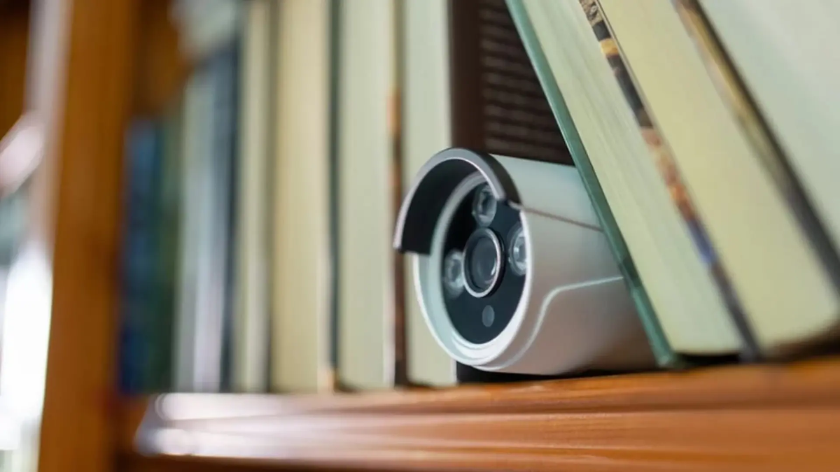 Invasión a la privacidad. El dueño de un departamento puso dos cámaras en la habitación y espiaba a la inquilina.&nbsp;