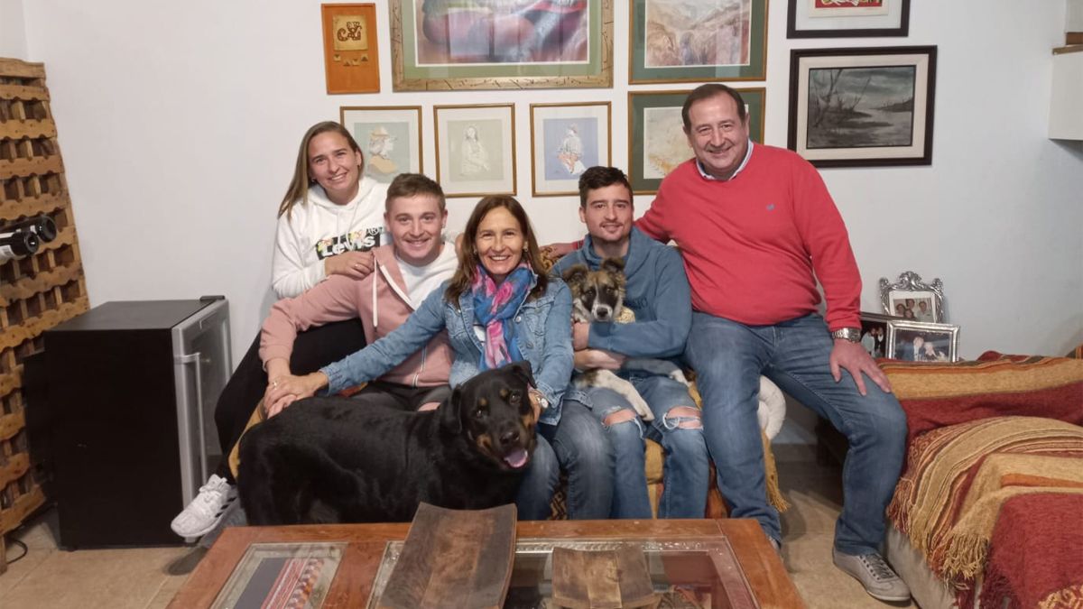 Sergio y Graciela junto a sus hijos Brenda, Gastón y Tomás. Y también con Jäger y Archubi.