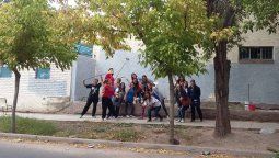 Docentes y celadores de Maipú pintaron la escuela para recibir a sus alumnos