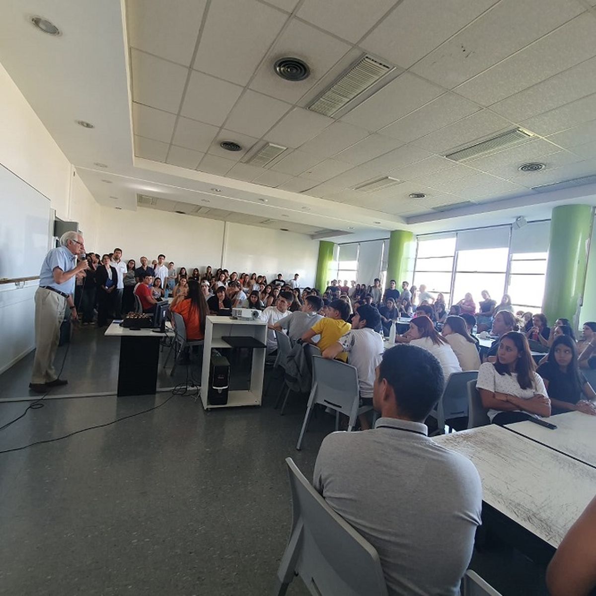 El rector, Ing. Rubén Bresso, visitó las aulas de los primeros años para darles la bienvenida