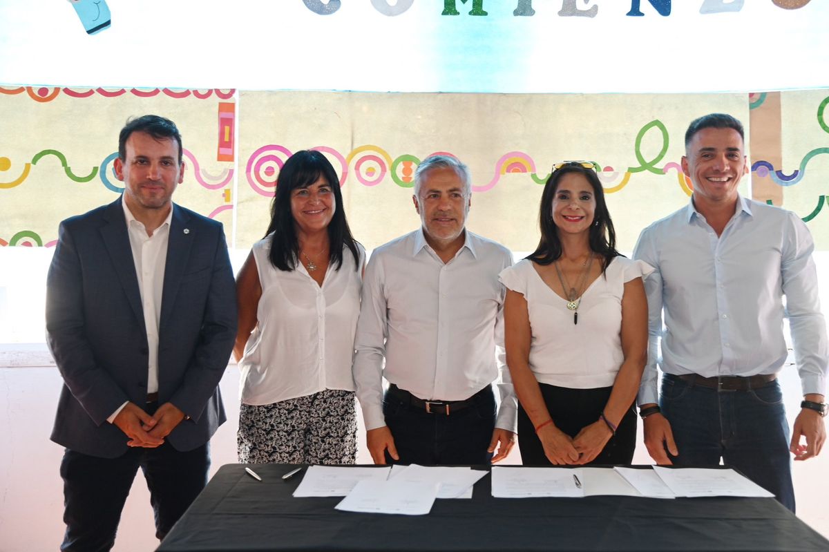 Directivas de la escuela López de Gomara, con Tadeo García Zalazar, Alfredo Cornejo y Marcos Calvente. Directivas de la escuela López de Gomara, con Tadeo García Zalazar, Alfredo Cornejo y Marcos Calvente.