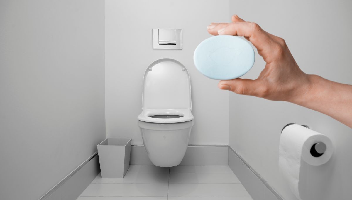 ¿Por qué debes colocar jabón en la mochila del inodoro?