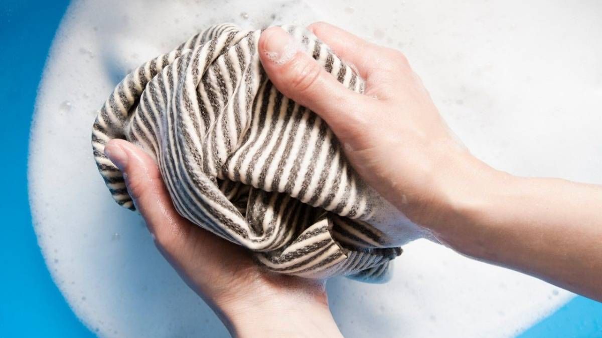 Para recuperar los repasadores de la cocina y eliminar las manchas en profundidad, prueba con este truco caseros de limpieza. Para recuperar los repasadores de la cocina y eliminar las manchas en profundidad, prueba con este truco caseros de limpieza.