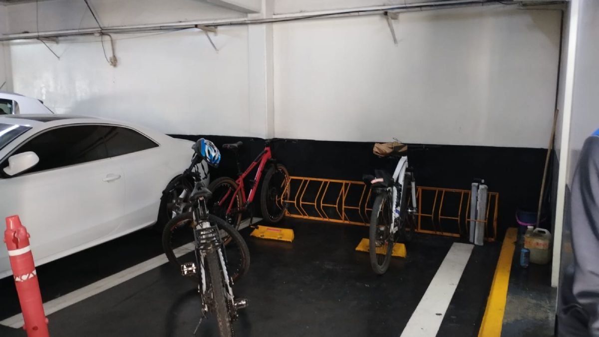 El lugar donde el ladrón dejó estacionada la bicicleta del policía.