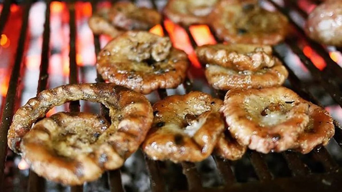 Chinchulines: cómo cocinarlos a la parrilla para que queden tiernos y crocantes