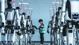 Un técnico revisa robots humanoides en un centro tecnológico en Zigong, provincia de Sichuan. HE HAIYANG / PARA CHINA DAILY.