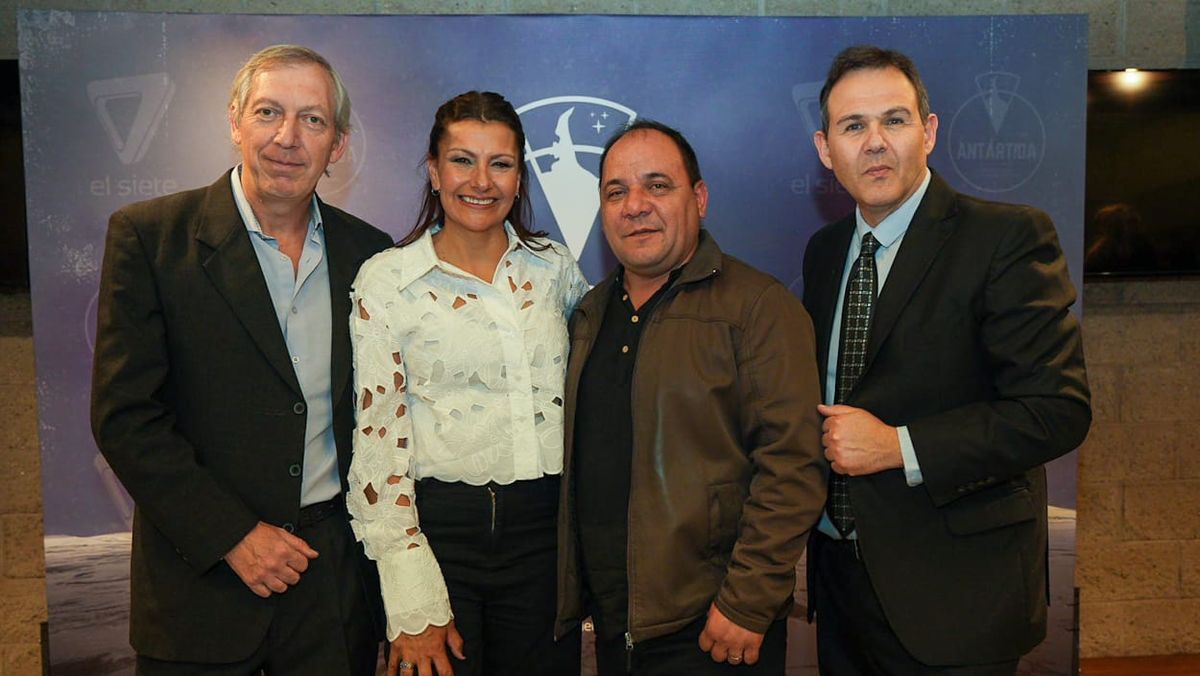 De izquierda a derecha: Carlos Cortez, Marcela Navarro, Diego Sosa y Sergio Suárez, todos miembros del equipo de Canal 7. De izquierda a derecha: Carlos Cortez, Marcela Navarro, Diego Sosa y Sergio Suárez, todos miembros del equipo de Canal 7.