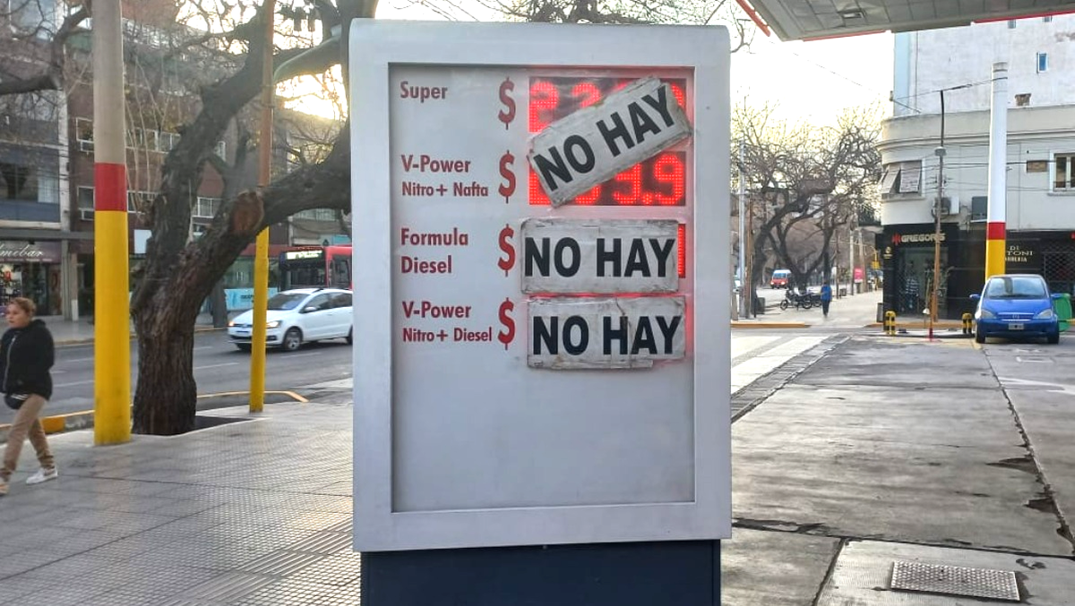 La Shell de calle Colón y España ya anunció la falta de combustible.