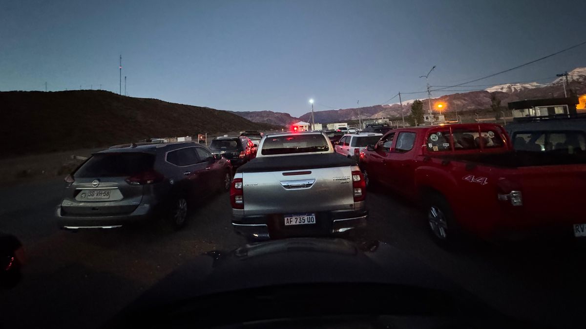 Cientos de vehículos esperaban en Uspallata para la reapertura del Paso Cristo Redentor. Cientos de vehículos esperaban en Uspallata para la reapertura del Paso Cristo Redentor.