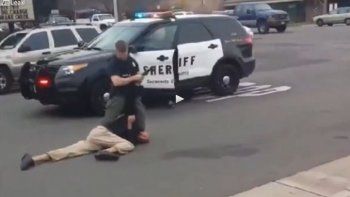Brutalidad policial: le pega con la linterna, lo rocía con gas, lo electrocuta y le pisa la cabeza