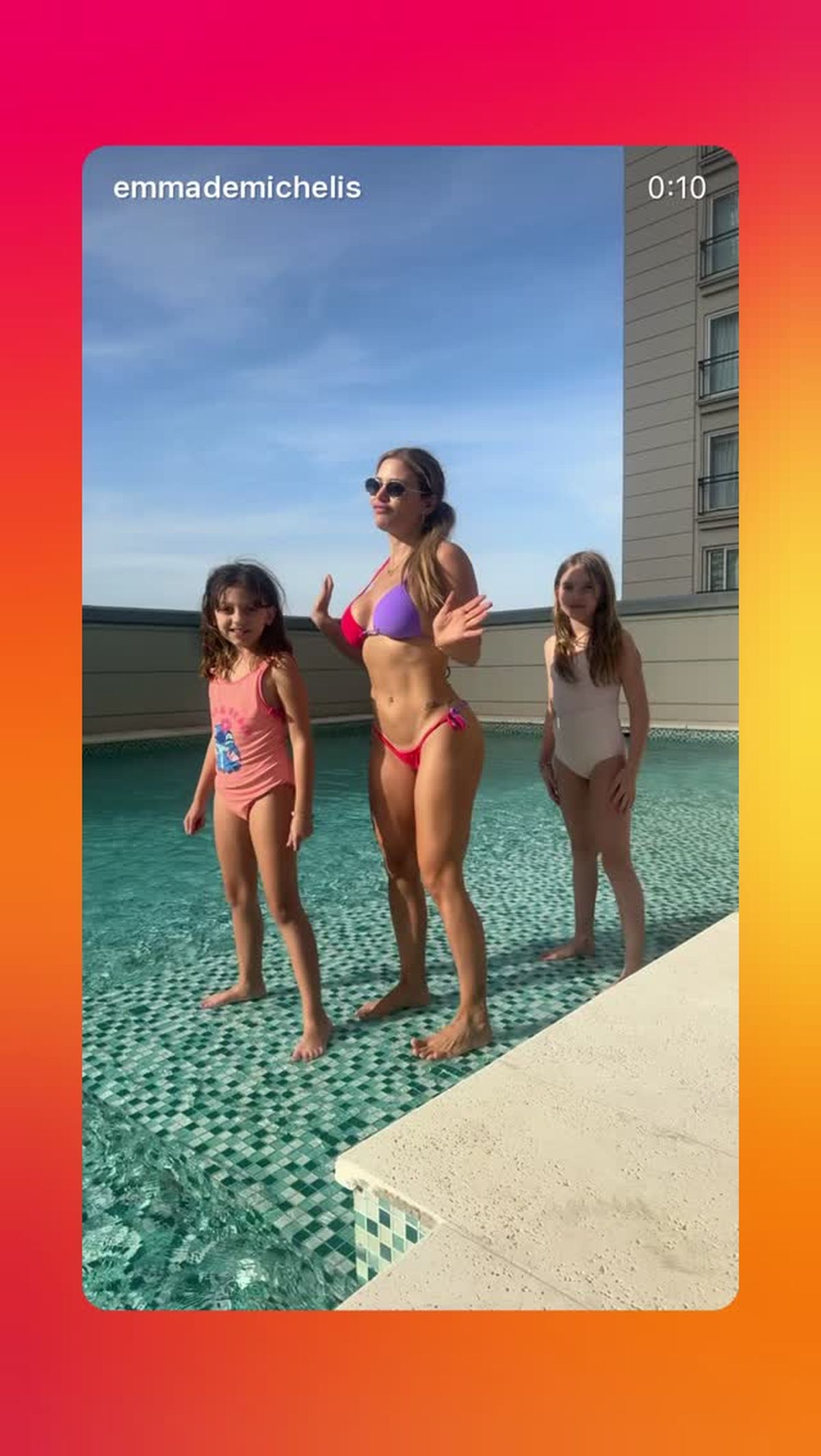 El baile de Evangelina Anderson en bikini.