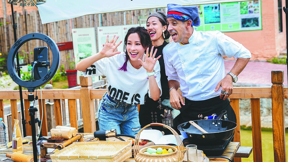 Diez personas de diferentes países participan en un reality show para conocer mejor la China rural. PARA USO DE CHINA DAILY