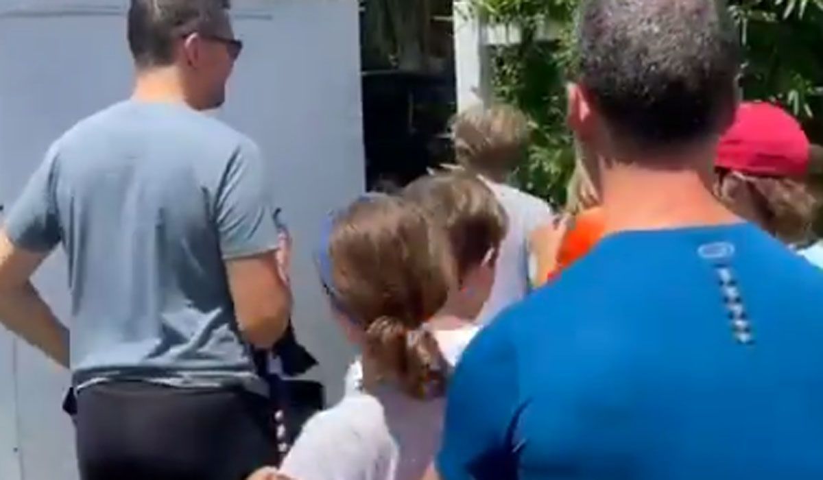 ¡Eso no se hace! Un padre forzó a su hija a colarse para lograr un autógrafo de Lionel Messi