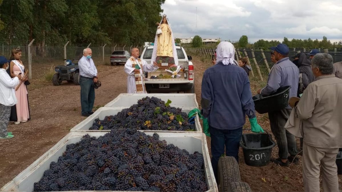 Cosechadores observan a la Virgen de la Carrodilla.