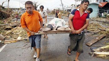 Estiman en 10 mil los muertos en Filipinas por un tifón de más de 300 kilómetros por hora