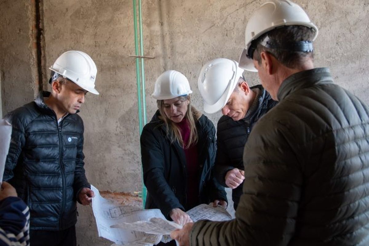 Revisión de planos en el hospital paceño.