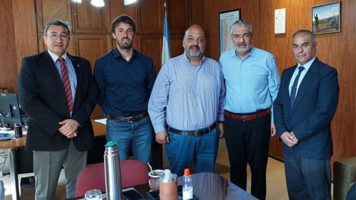 Participaron de la reunión Néstor Majul, Subsecretario de Seguridad ,Leandro Biskupovich, Director de Informática, Dr. Isabelino Rodríguez, Presidente de Amena, Cdor Octavio Garrigós, Director Ejecutivo y lo Comisarios Generales Ernesto Gómez y Silvio Tejerina, Asesores de Seguridad de Amena