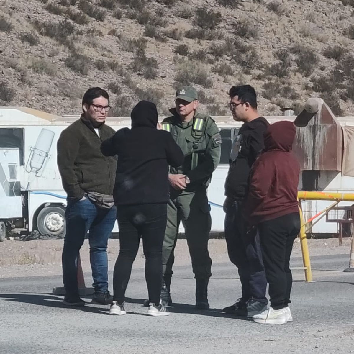 Muchos turistas chilenos se vieron sorprendidos por el cierre de la Ruta 7 en Uspallata a partir de las 13.30, lo que generó muchas quejas.