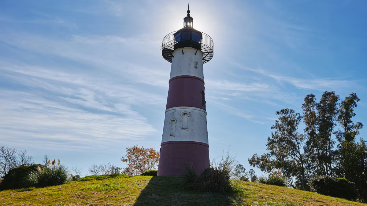 El pueblo de Argentina que posee un faro sin tener mar