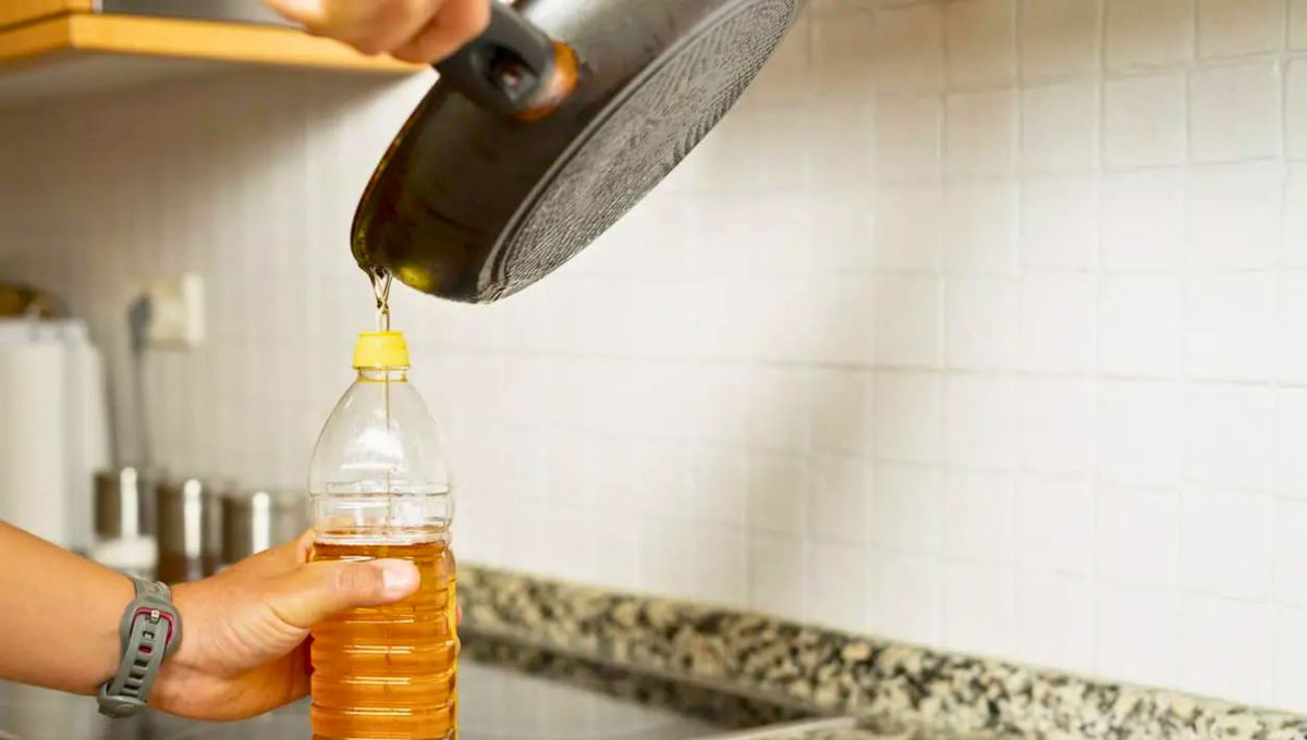 Almacena el aceite con cuidado y evita cualquier contacto con el agua o la tierra del jardín.  Almacena el aceite con cuidado y evita cualquier contacto con el agua o la tierra del jardín. 