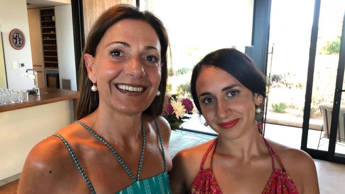 Julieta junto a su tía Verónica Cangemi.