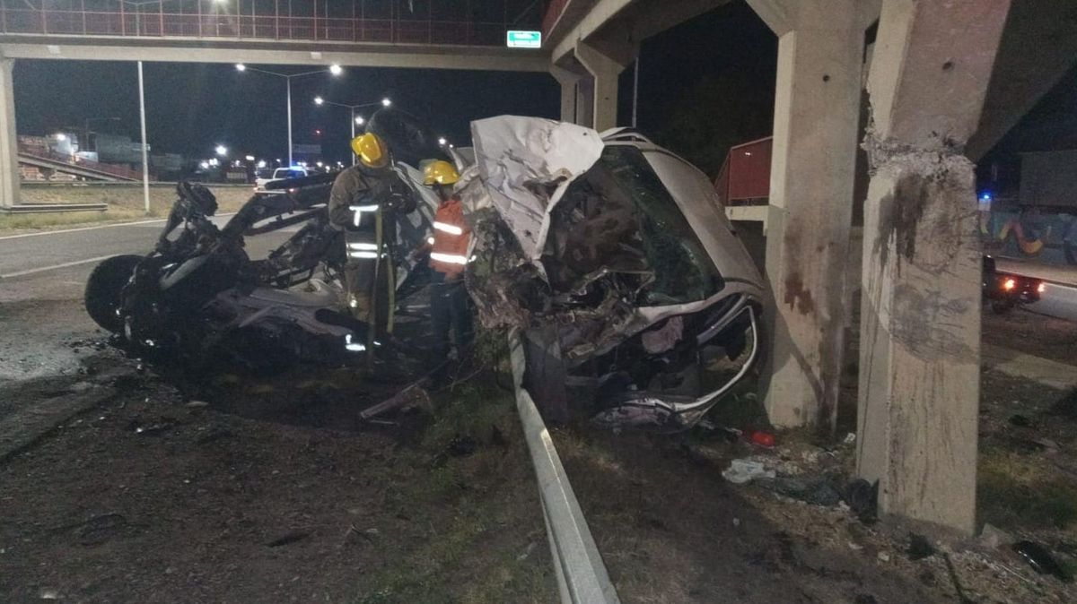 El conductor de 44 años sufrió solo heridas leves tras el accidente en el que volcó en el Acceso Este y calle Chacabuco, de Guaymallén. El conductor de 44 años sufrió solo heridas leves tras el accidente en el que volcó en el Acceso Este y calle Chacabuco, de Guaymallén.