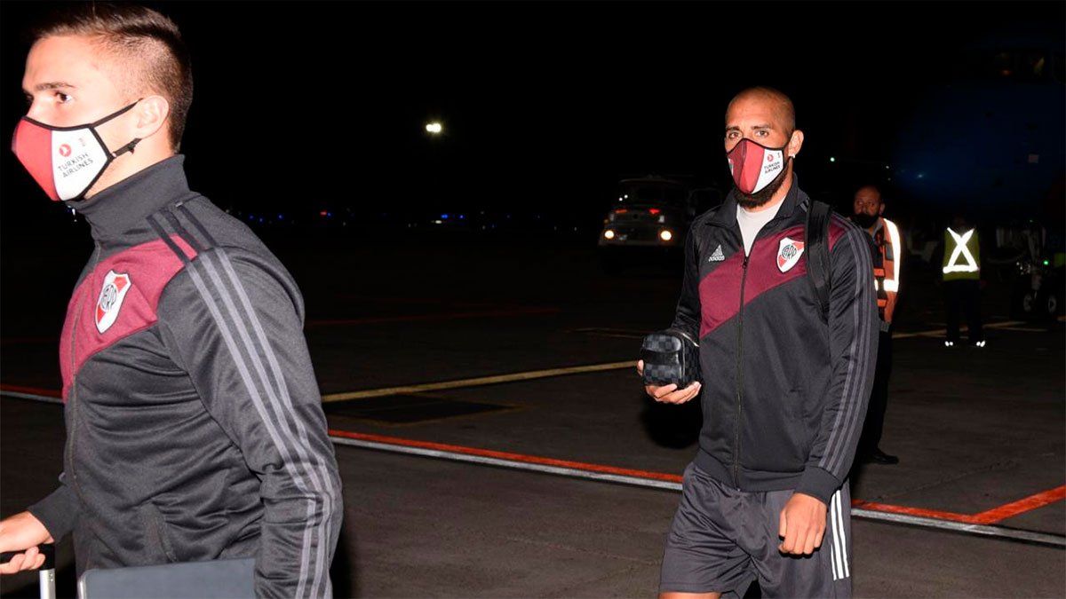 El Millonario llegó a Mendoza cerca de las 22 para enfrentar este sábado a Godoy Cruz. (Gentileza Prensa River).