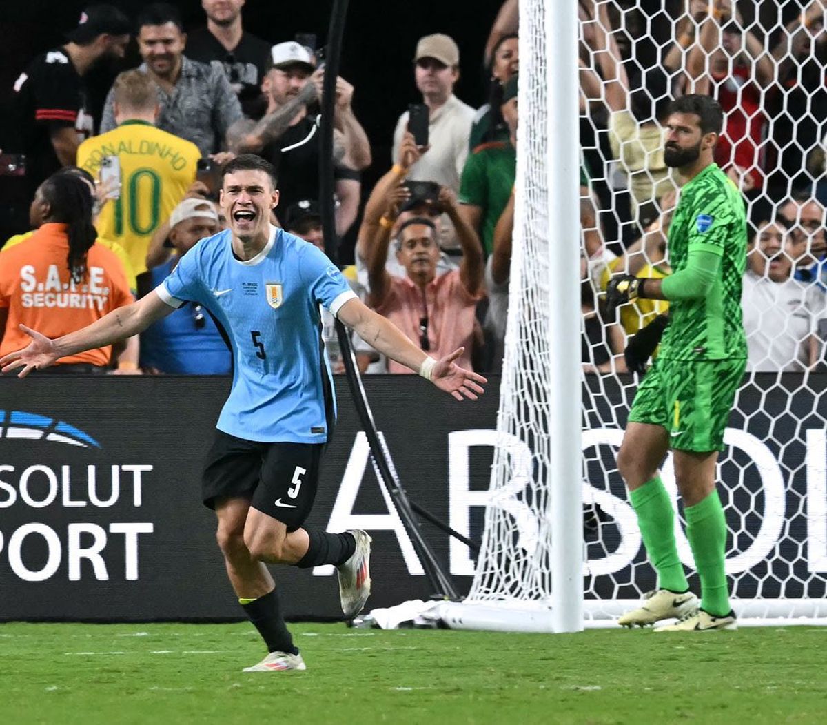 La selección de Uruguay es, junto a Argentina, la más ganadora de la Copa América, y en cuatro de final eliminó al otro gigante, Brasil. La selección de Uruguay es, junto a Argentina, la más ganadora de la Copa América, y en cuatro de final eliminó al otro gigante, Brasil.