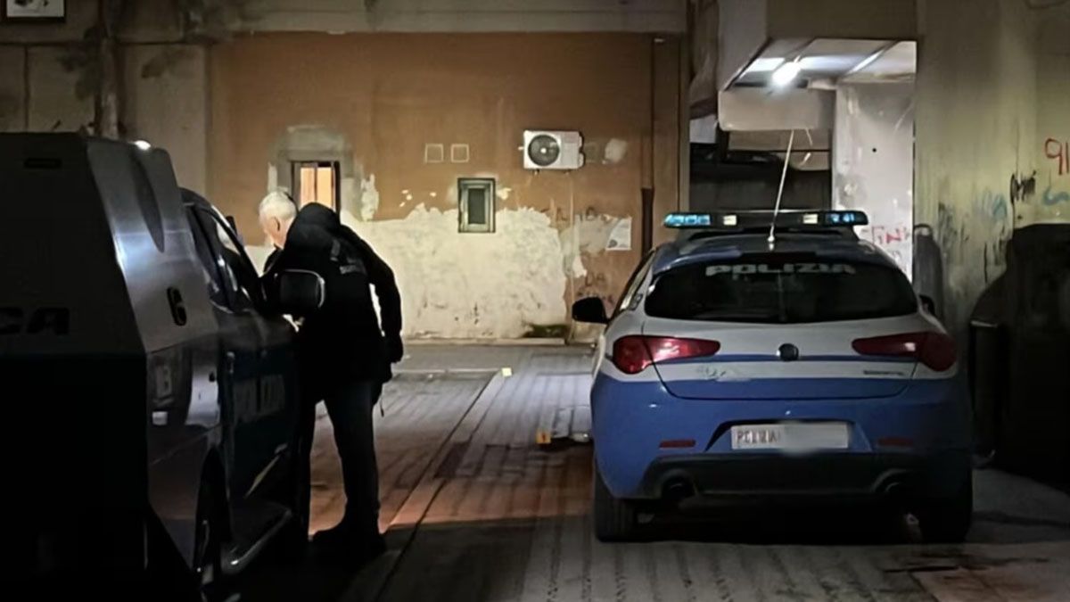 El joven que mató a su hermana al clavarle un cuchillo en la espalda se fugó pero luego se entregó en una comisaría.