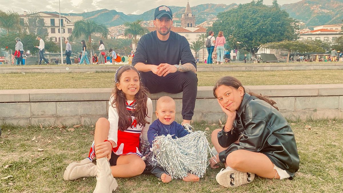 Sebastián Sánchez posa con sus hijas en la isla de Madeira