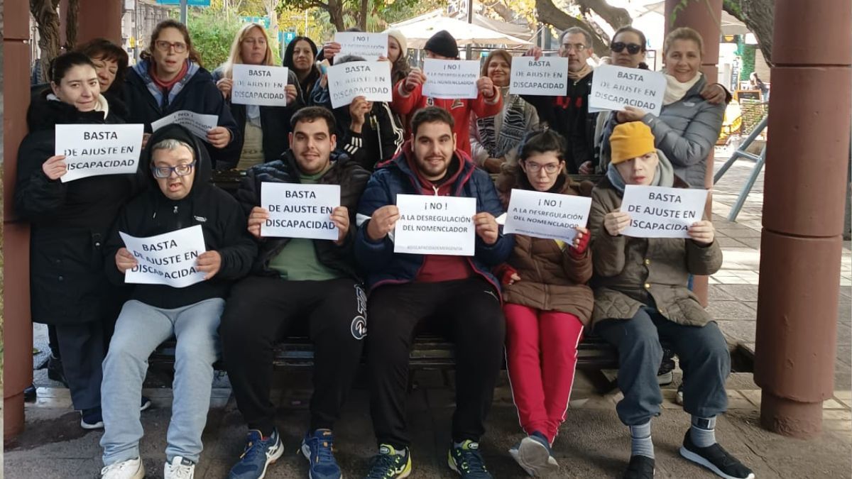 Este miércoles padres y organizaciones de personas con discapacidad se manifestaron en contra de la posibilidad de que Milei elimine el nomenclador nacional para las prestaciones.