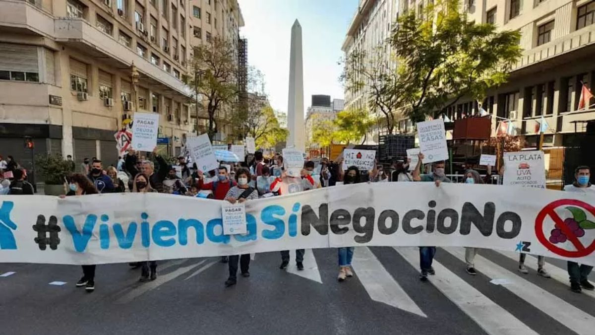 Manifestantes, en representación de los damnificados UVA piden una solución.