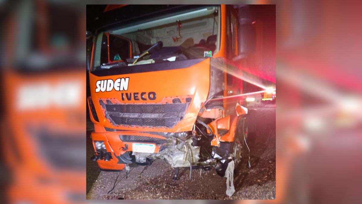El accidente entre el camión y el auto fue un choque frontal.