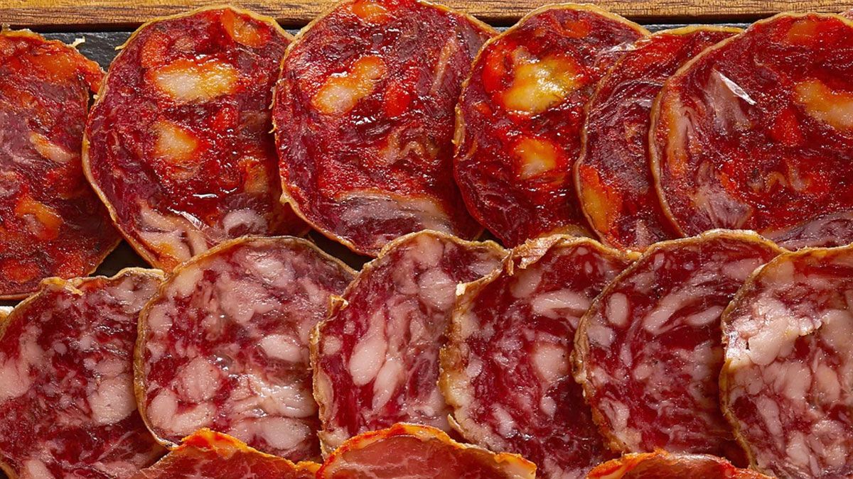 El salamín y la longaniza, muy consumidos en todo el mundo, tienen sus marcadas diferencias, desde su aspecto a su sabor.