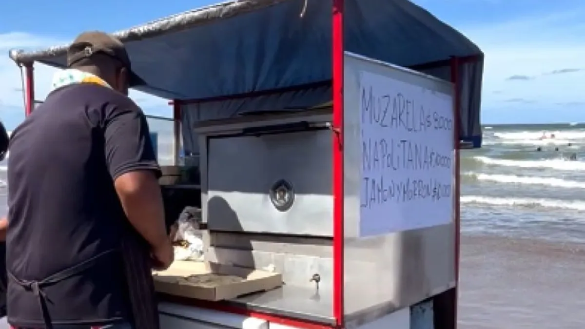 No podés ser tan capo: un vendedor ambulante te lleva la muzza calentita hasta la playa