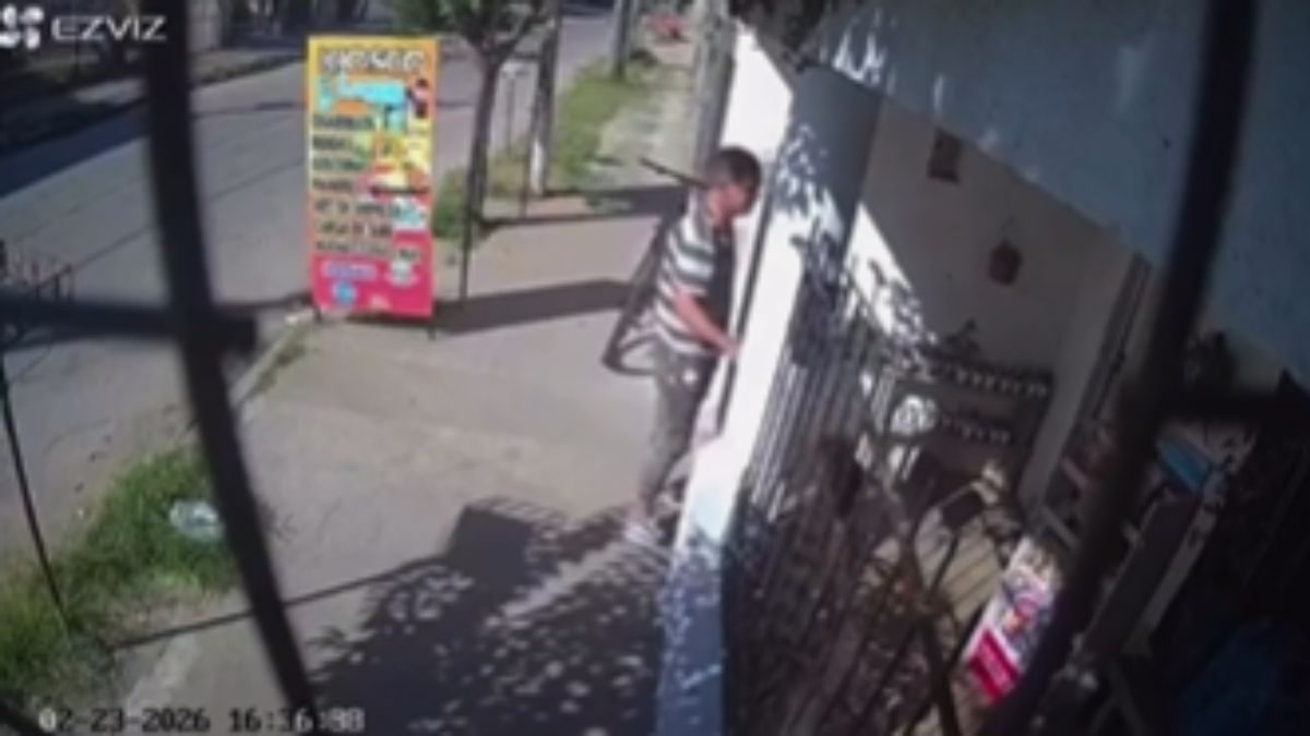 El ladrón quedó filmado cuando intentó hurtar algunos elementos.
