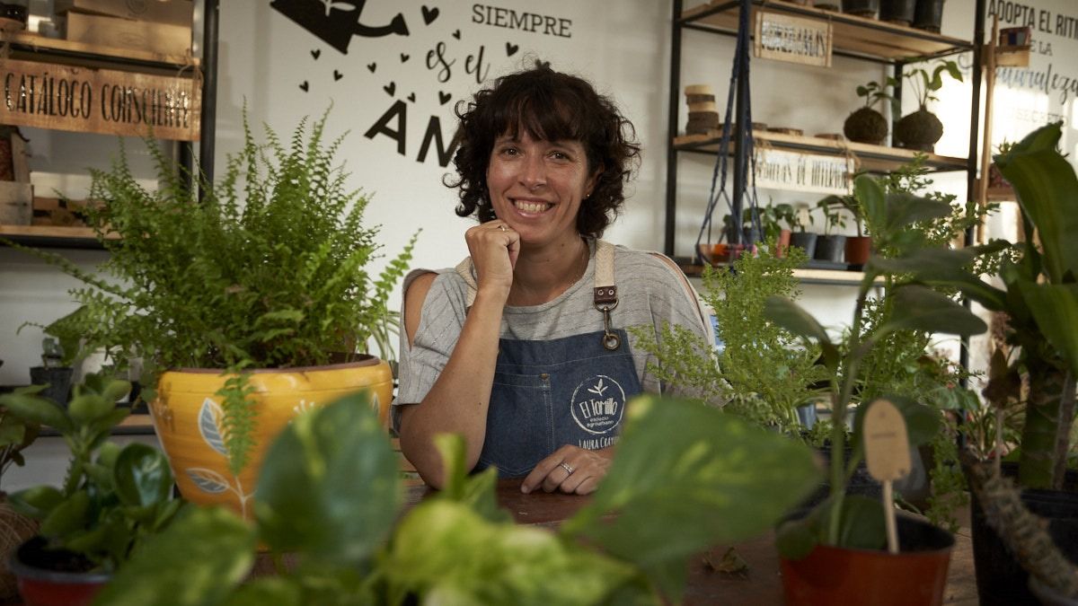 Una mendocina tiene un vivero sostenible y sueña con diseñar ciudades con jardines comestibles.