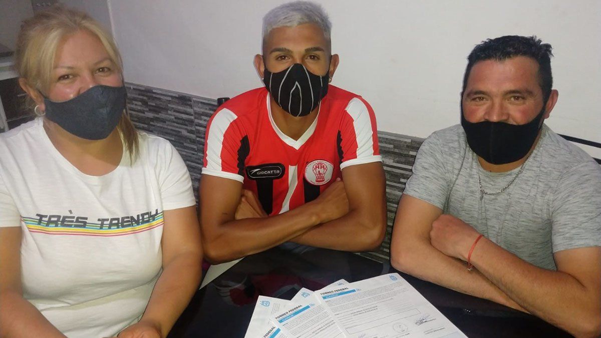 Arón Agüero﻿ estaba junto a sus padres Patricia y Arón luego de firmar el contrato.