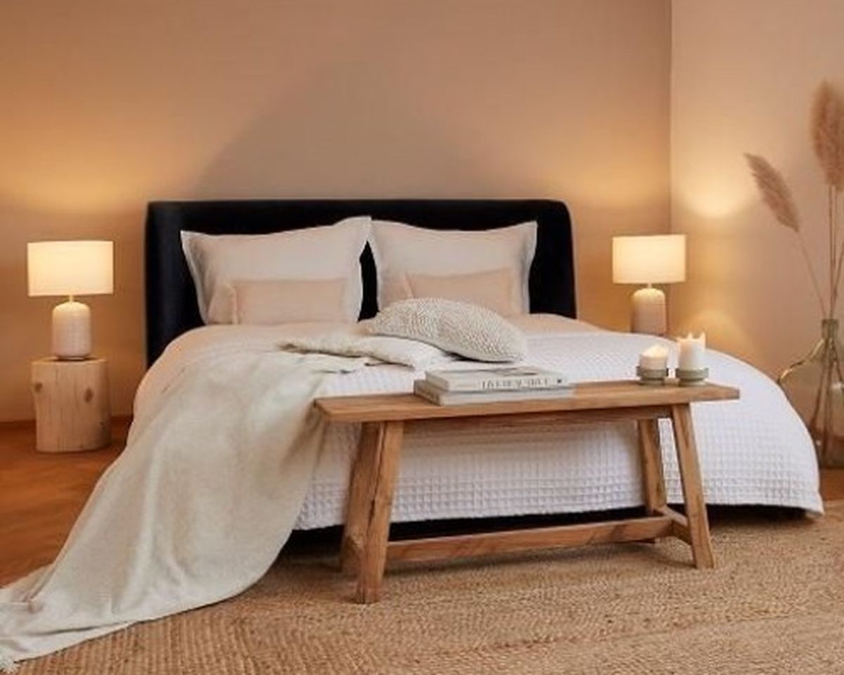 Elige tonos suaves y relajantes como colores neutros, verdes y azules suaves para lograr un ambiente cálido y propicio para el sueño. Elige tonos suaves y relajantes como colores neutros, verdes y azules suaves para lograr un ambiente cálido y propicio para el sueño.