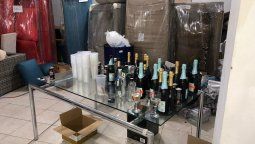 Dos dealers detenidos en una fiesta clandestina realizada en una muebleria