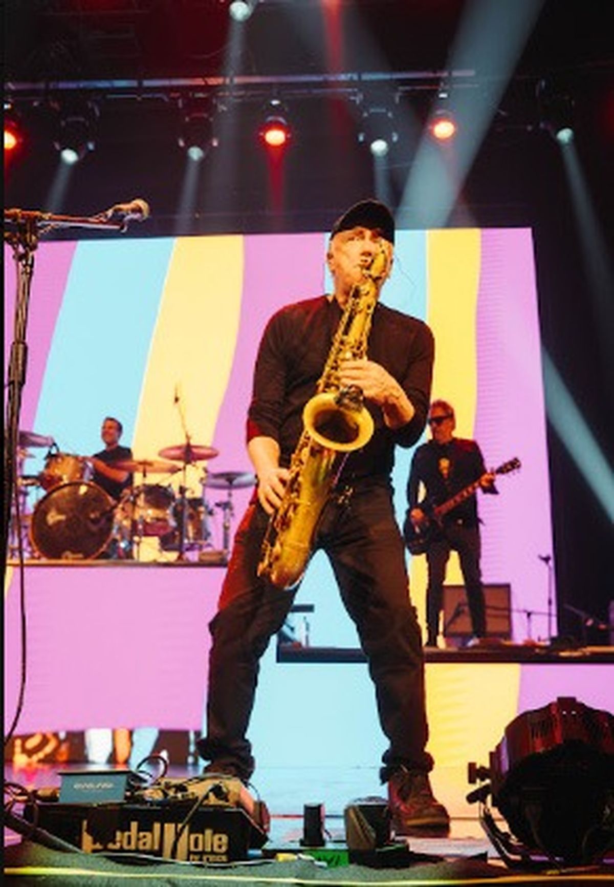 El Señor de los vientos. Sergio Dawi y su encantador saxo también hicieron delirar a los redonditos mendocinos. Fotos: @tumaagencia. El Señor de los vientos. Sergio Dawi y su encantador saxo también hicieron delirar a los redonditos mendocinos. Fotos: @tumaagencia.