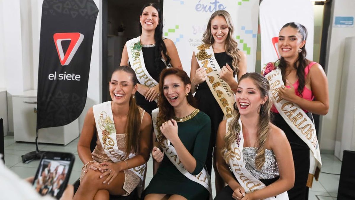 Un grupo de candidatas a reina nacional de la Vendimia, ensayan Un grupo de candidatas a reina nacional de la Vendimia, ensayan