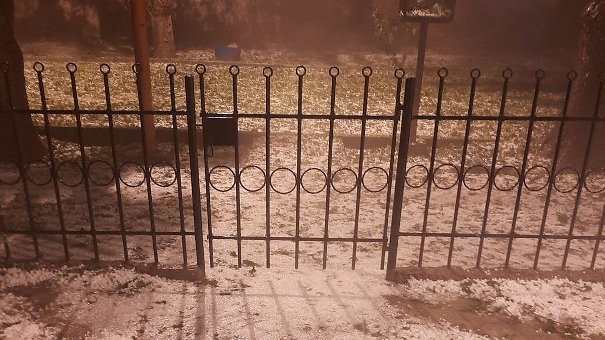 Algunas familias sufrieron filtraciones de agua y roturas de techo por la caída de granizo en la noche del miércoles.