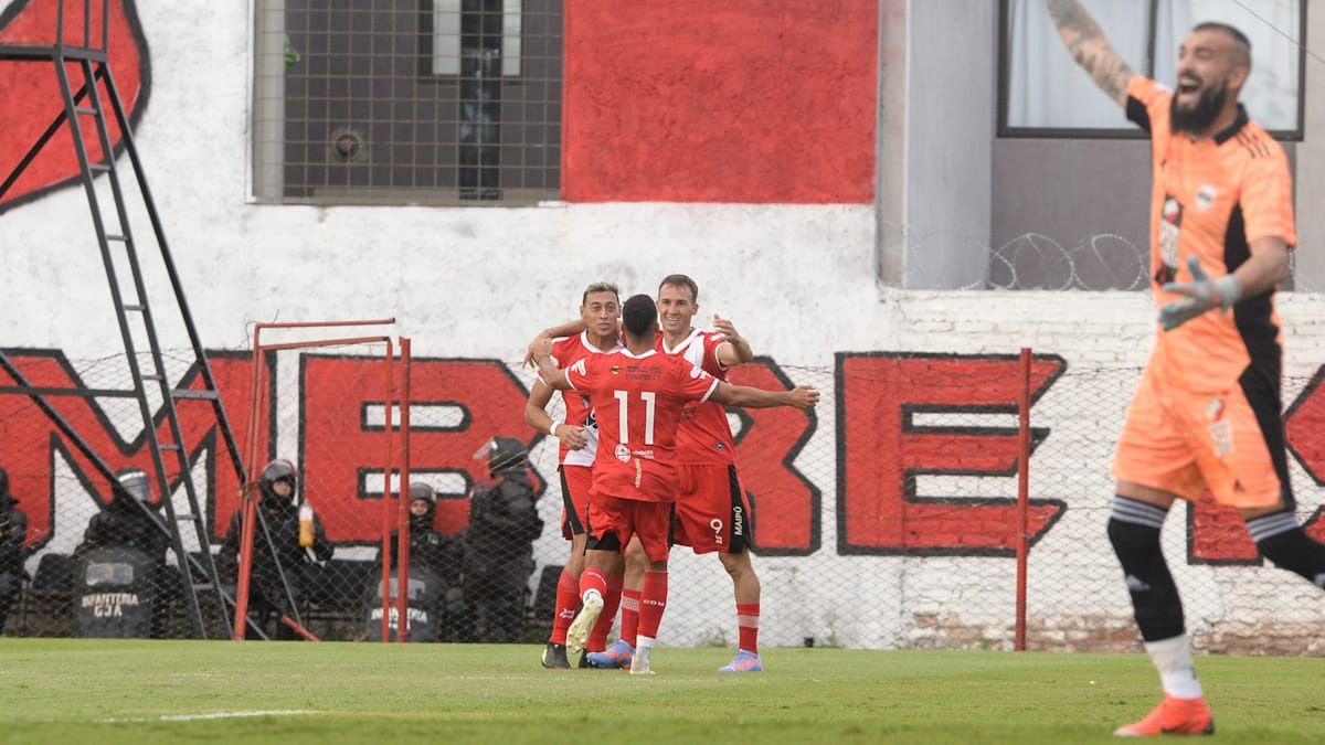 Gonzalo Klusenser y su olfato goleador en el Deportivo Maipú.